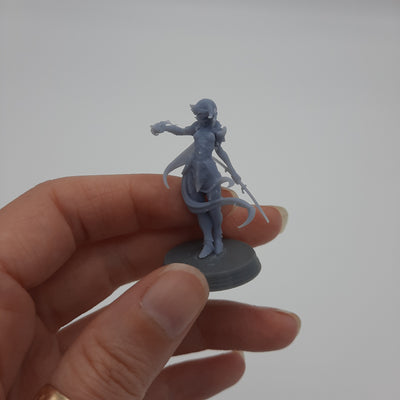 Figurine miniature - Persécutrice - DnD - Gris/Non peint