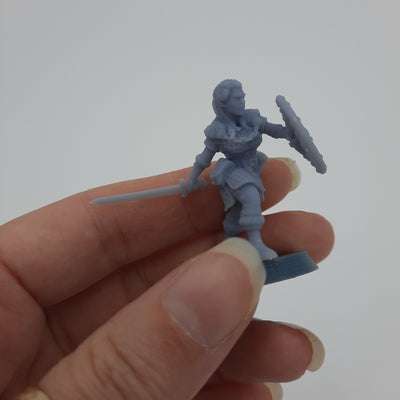 Figurine miniature viking - Lagertha L'Ange de la Mort - Guerrière au bouclier Viking - Fate of the Norns - Gris/ Non peint