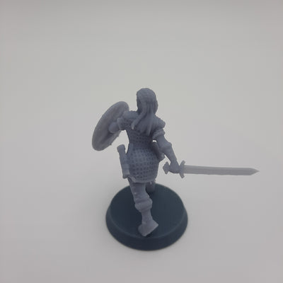Miniature viking figurine - Lagertha the Angel of Death - Shieldmaiden - DnD - Fate of the Norns - Grey/Unpainted
